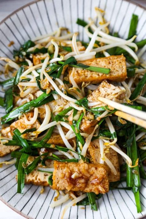 Bean Sprout Stir Fry, Stir Fry Bean Sprouts, Stir Fry Beans, Bean Sprout Recipes, Fried Beans, Bean Sprout, Quick Stir Fry, Garlic Chives, Tofu Dishes