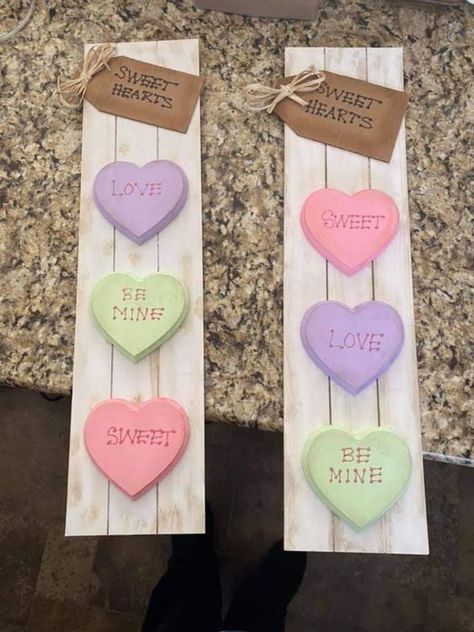 Wooden Hearts Crafts Ideas For Kids, Valentines Day Wooden Crafts, Wood Heart Crafts Valentines Day, Valentine Craft Fair Ideas, February Diy Crafts, Wooden Valentines Day Crafts, February Wreath Ideas, Valentine Wooden Crafts, Valentine Signs Wooden Diy