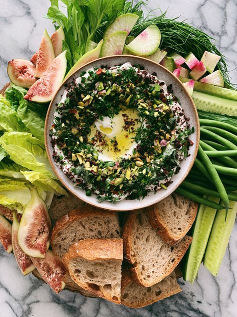 Labneh Board, Mediterranean Mezze, Labneh Dip, Labneh Recipe, Menu Display, Lunch Party, Bread Bakery, Grazing Board, Party Finger Foods