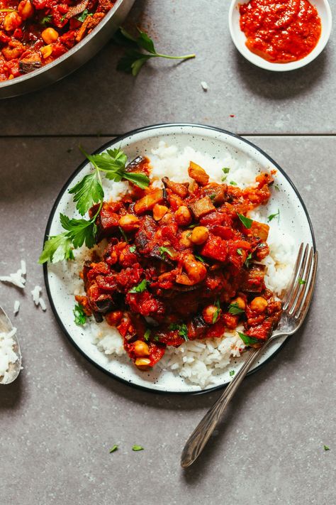 DELICIOUS Moroccan-Spiced Roasted Eggplant & Tomato Stew! 10 ingredients, simple preparation, BIG flavor! #glutenfree #dinner #vegan #eggplant #minimalistbaker #recipe Eggplant Bites, Moroccan Eggplant, Tomato Stew, Tomatoes Recipes, Moroccan Recipes, Moroccan Spices, Roasted Eggplant, Diner Recept, Yummy Meals