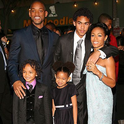 A little old but a good one of Will Smith, Jada Pinkett-Smith, kids Trey, Jaden and Willow. Will Smith Meme, Will And Jada Smith, Will Smith And Family, Trey Smith, Famous Moms, Smith Family, Jada Pinkett, Willow Smith, Celebrity Plastic Surgery