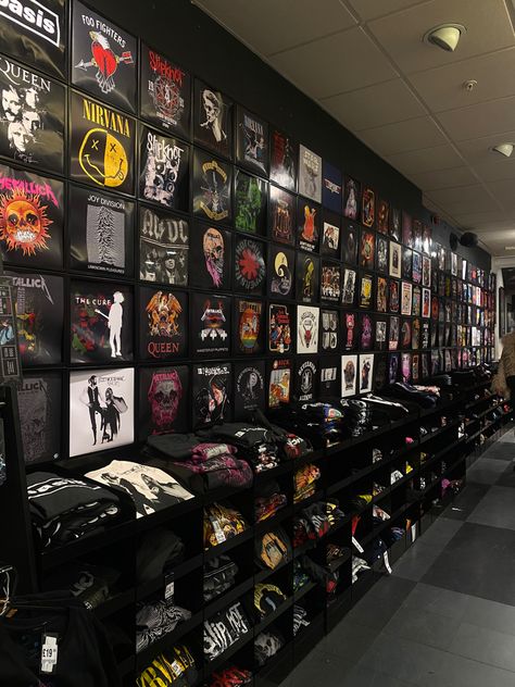 Hmv Store Aesthetic, Store Displays Clothing, Band Tshirt Aesthetic, Tshirt Display Ideas Retail, Small Clothing Store Interior, Bands Aesthetic, Merch Stand, Clothing Warehouse, Boutique Layout