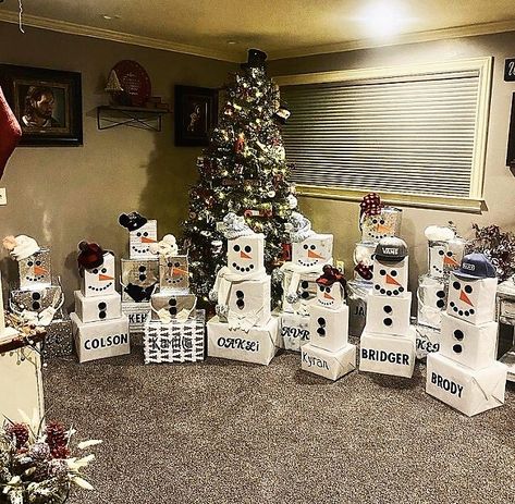 3 Box Christmas Gift, Christmas Present Snowman Idea, Christmas Gift Snowman, Snowmen Christmas Presents, Snowman Stacked Presents, Snowman Christmas Wrapping Ideas, Snowman Present Stack, Snow Man Present Tower, Christmas Present Snowman