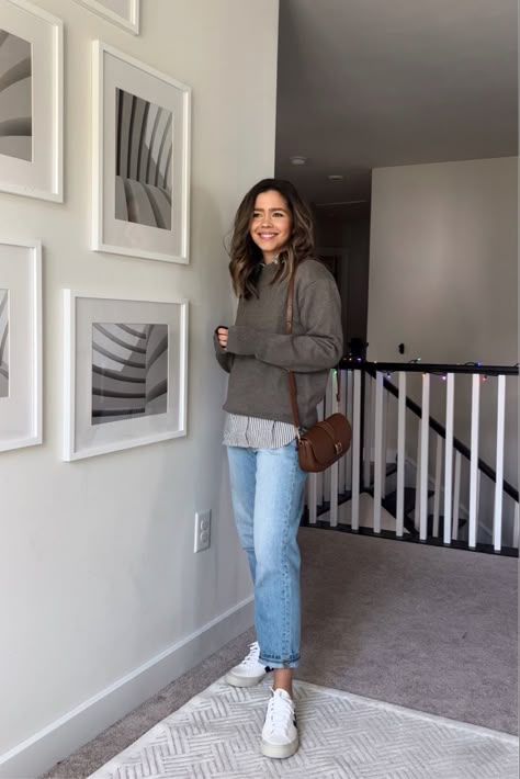 Layered Outfits Petite, Minimalist Mom Outfit Ideas, Fall Outfits Millenial, Simple Fall Outfits 2023, Fall Outfits For Short People, Modern Mum Fashion Style, Spring Outfit Comfy, Womens Jeans Outfits Casual Simple, Woman’s Casual Outfits