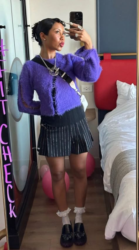 Purple Sweater Vest Outfit Aesthetic, Purple Urban Outfit, Purple Tops For Fall Streetwear, Purple Outfit Ideas Casual, Retro Purple Tops For Streetwear, Streetwear Fashion Purple, Purple Outfits Black Women, Purple Outfit Aesthetic, Vintage Grunge Outfits