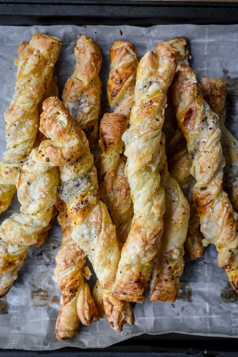 Puff Pastry Twists, Cheese Twists, Rough Puff Pastry, Puff Pastries, Cheese Straws, Savory Pastry, French Recipes, Savoury Baking, Gruyere Cheese