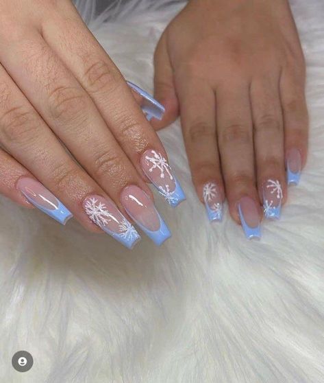 Blue Simple Christmas Nails, Blue Christmas Nails Winter Snowflake Designs White, Pretty Christmas Nails Snowflakes, Blue Nail Designs Christmas, Christmas Nails Snowflake Blue, Winter Christmas Nails Snowflake, Acrylic Nails For Christmas Holiday, Simple Snowflake Nails Blue, Blue And Snowflake Nails