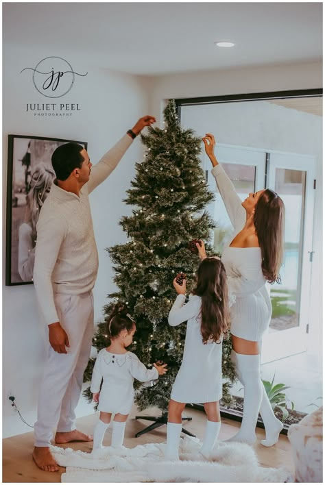 Indoor Christmas Photos, Christmas Outfit Ideas For Family, Holiday Photos Outfits, Family Christmas Pictures Outfits, Christmas Outfits Ideas, Christmas Pictures Outfits, Christmas Photoshoot Ideas, Christmas Poses, Christmas Family Photoshoot