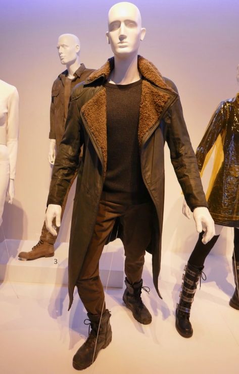 Ryan Gosling Blade Runner 2049 K film costume Blade Runner Outfit, Blade Runner Coat, Blade Runner Fashion, Ryan Gosling Blade Runner, Splatoon Cosplay, Runner Outfit, Runners Outfit, Costume Illustration, Film Costumes