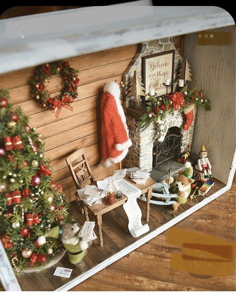 Christmas Diorama, Christmas Shadow Boxes, Dollhouse Christmas, Christmas Dolls, Miniature Crafts, Miniature Christmas, Christmas Scene, Christmas Minis, Christmas House