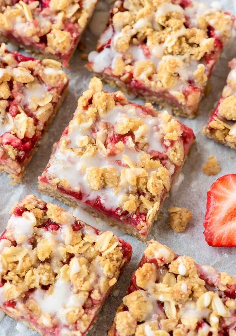 Easy-Strawberry-Oatmeal-Bars Oatmeal Bars Healthy, Oatmeal Bars Recipes, Strawberry Oatmeal Bars, Chia Puding, Healthy Fruit Desserts, Crumb Bars, Healthy Afternoon Snacks, Strawberry Oatmeal, 100 Calorie