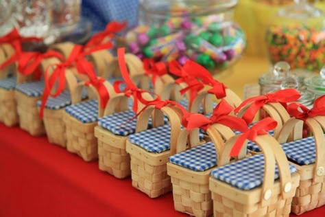 Cute gingham basket favors at a Wizard of Oz birthday party! See more party planning ideas at CatchMyParty.com! Wizard Of Oz Party Ideas, Pick Nick, Happy Birthday B, Wizard Of Oz Decor, Wizard Of Oz Birthday Party, Wizard Of Oz Theme, Wizard Of Oz Birthday, Bread Baskets, Wizard Of Oz Party