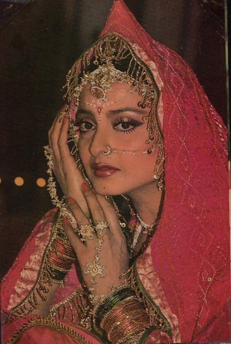 Rekha Ji, Indian Retro, Rekha Actress, Bollywood Retro, Vintage Bollywood Aesthetic, 90s Bollywood Aesthetic, Bollywood Aesthetic, Bollywood Posters, Retro Bollywood