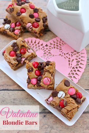 Easy-Valentine-Blondie-Bars-Perfect-for-Valentines-Day-recipe-desserts (1) Chocolate San Valentin, Blondie Bars, Blondie Bar, Valentines Snacks, Valentines Baking, Valentine's Day Treats, Valentine Desserts, Valentines Day Desserts, Valentines Day Food