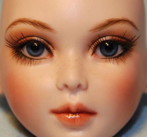 beautiful doll face Doll Face Paint, Doll Making Tutorials, Polymer Clay Dolls, Doll Painting, Diy House, Doll Tutorial, Artist Doll, Doll Repaint, Clay Dolls