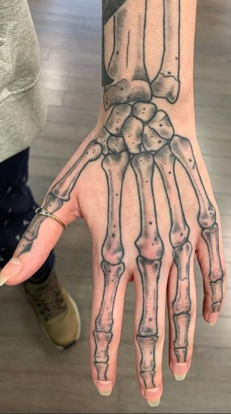 Bone Hand Tattoo, Skeleton Hands Drawing, Hand Tatto, Hand Tattoo Ideas, Skull Hand Tattoo, Bone Hand, Rose Tattoo Sleeve, Skeleton Hand Tattoos, Skeleton Drawings