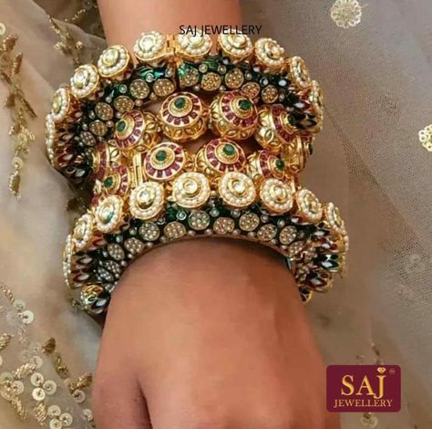 Jadau Bangles, Meenakari Bangles, Gold Kada, Fashion Empire, Indian Bangles, Bridal Jewellery Design, Style Royal, Kundan Jewelry, Bangles Set