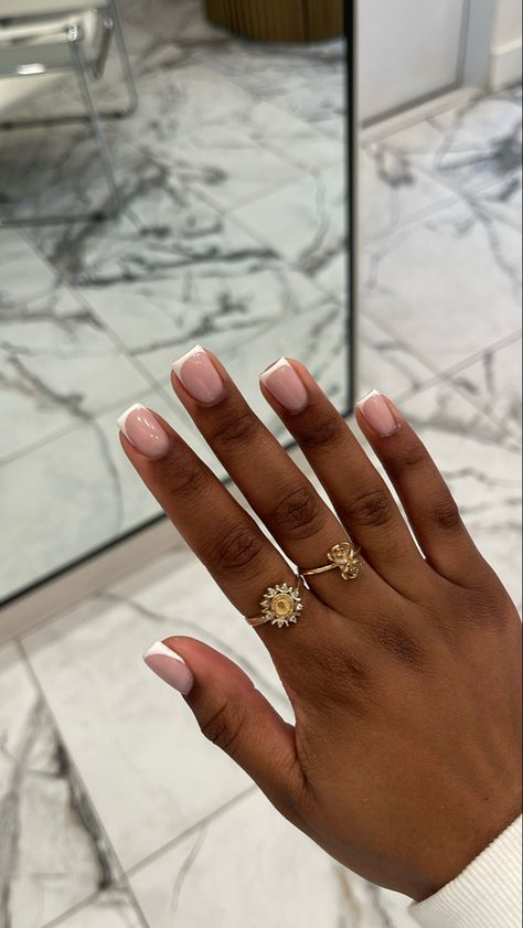 Short Nails Women Black Woman, French Tips Real Nails, Pearl French Nails Design, Natural Nail French Tip Gel, Cute Nurse Nails, Gel X French Tip Nails Short, Short Nursing Nails, Classy Nail Inspo 2024, Short Nails And Rings