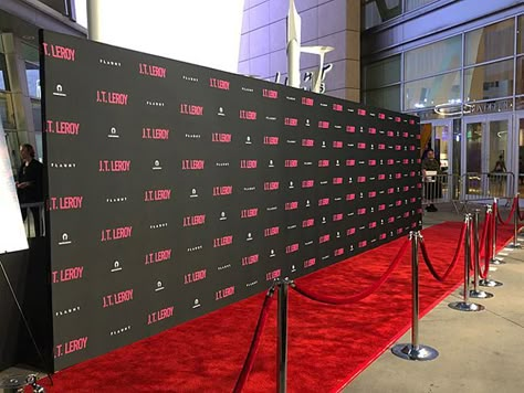 JT Leroy Premiere Red Carpet Arrival Installation by Red Carpet Systems Red Carpet Theme Party, Red Carpet Backdrop, Red Carpet Couples, Red Carpet Theme, Bar Deco, Premiere Red Carpet, Carpet Repair, Hollywood Party Theme, Velvet Rope