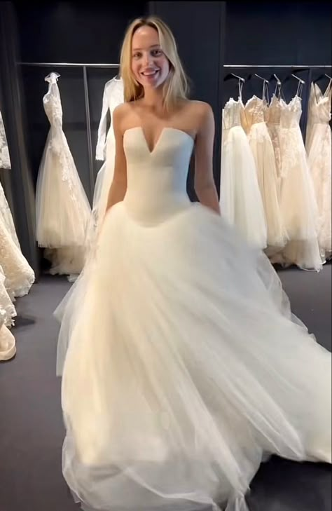 Vera Wang Wedding Dress Drop Waist, Drop Waist Wedding Dress Ball Gown, Long White Dresses, Drop Waist Gown, Drop Waist Wedding Dress, Waist Wedding Dress, Plain Wedding Dress, Nh Wedding, Wedding Dresses Vera Wang