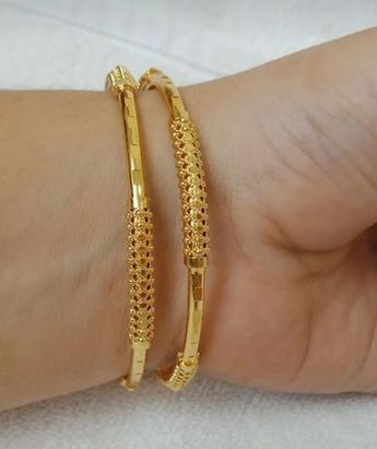 Bangle Models Gold, Bangals Design In Gold Simple, New Model Gold Bangles, Women Gold Bangles Design, Bangels Models Gold, Gold Bangle Design For Women, Gold Bangles Design Indian, Gold Bangles Indian Design, Kangan Gold Bangle Set