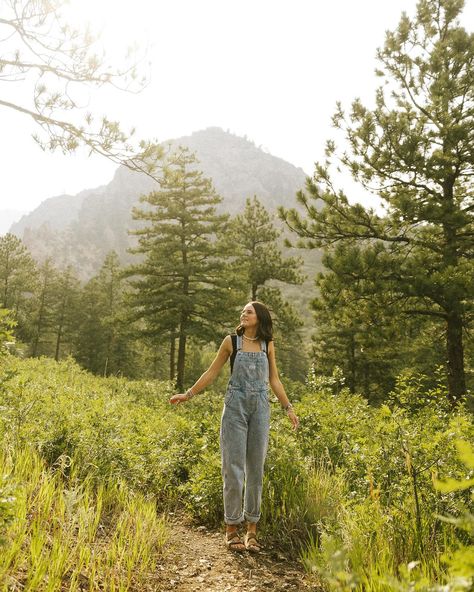 More of miss kelley from this smokey afternoon🍓🌞🌷⛰️🌲 Flick Ideas, Senior Pictures Outfits, Senior Photoshoot Poses, Pictures Outfits, Church Girl, Yosemite Park, Overalls Outfit, Park Photography, Senior Picture Outfits