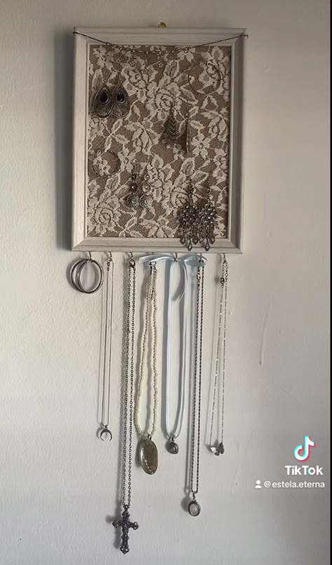 Jewelry Display Ideas Bedroom, Handmade Jewelry Organizer, Picture Frame Necklace Holder Diy, Jewellery Storage Diy, Necklace Holder Diy, Jewelry Holder Diy, Diy Necklace Holder, Creative Jewelry Displays, Picture Frame Diy