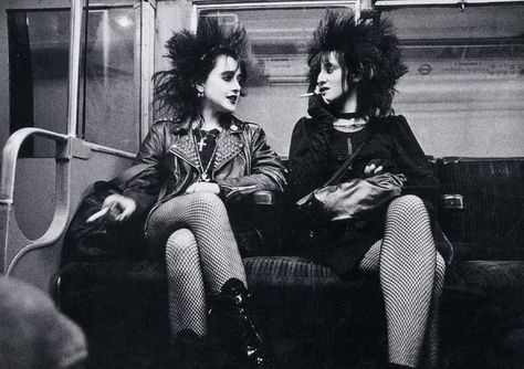 . I searched for this on bing.com/images Punks 70s, 1970s Punk, Chicas Punk Rock, Punk Mode, 1970s Hairstyles, Harry Clarke, Vintage Foto's, British Punk, 80s Goth