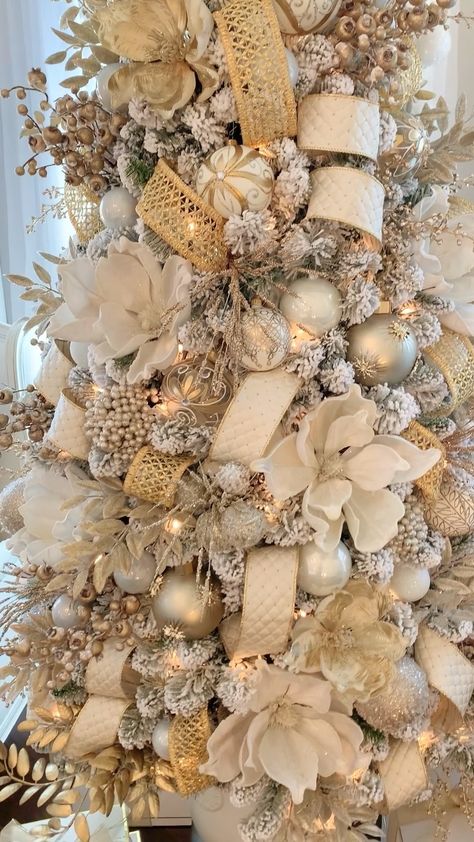 Champagne Christmas Tree, Glam Christmas Tree, Elegant Christmas Tree Decorations, Christmas Tree Decorations Ribbon, Glam Christmas Decor, Christmas Tree Decorated, Gold Christmas Tree Decorations, White Christmas Tree Ideas, Flocked Christmas Trees Decorated