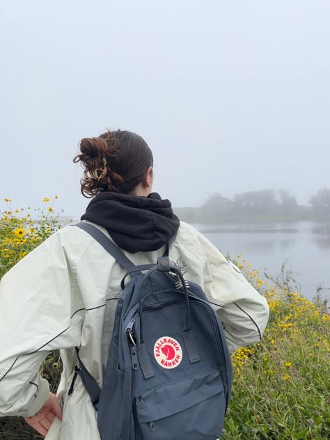 Kanken Style, Mochila Jansport, Uni Bag, Backpack Fjallraven, Fjällräven Kånken, Stylish School Bags, Aesthetic Backpack, Backpack Outfit, Inside My Bag