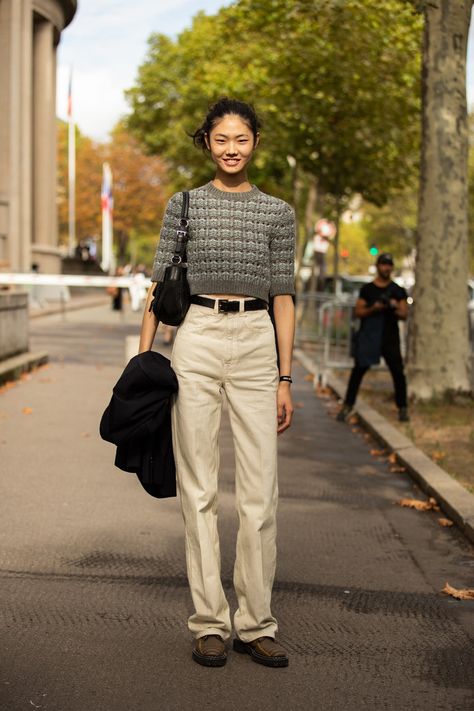 18 Outfits to Wear With Your Khakis Now That They're Cool Again Beige Pants Outfit Ideas, What To Wear With Khaki Pants, Beige Pants Outfit, Khaki Pants Outfit, Khakis Outfit, Breezy Outfit, Pants Outfit Ideas, Beige Pants, Model Street Style