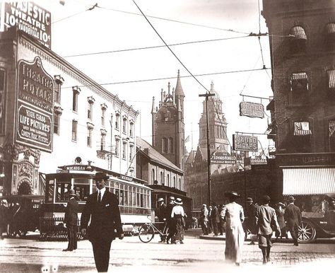 Looking up Randolph Street from about Larned toward the Old Wayne County Building in downtown Detroit about 1900. Detroit Architecture, Historic Detroit, Detroit History, Downtown Detroit, Vintage Detroit, Wayne County, Book Research, Vintage Michigan, Food Shopping