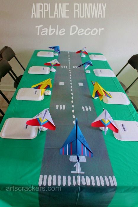 If you have a little one who loves airplanes, learn how to make this adorable landing strip tablecloth for a plane-themed birthday party! Airplane Runway, Airplane Party Theme, Diy Table Runner, Plane Birthday, Plane Party, Planes Birthday Party, 4de Verjaardag, Landing Strip, Planes Birthday