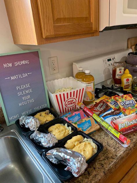 Food Movie Night, Family Movie Night Snacks, Family Movie Night Ideas, Diy Movie Night, Food Movie, Disney Movie Night Dinner, Movie Night At Home, Movie Night Theme, Movie Night For Kids