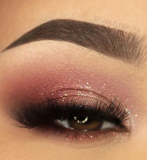 20. Beautiful soft smoked look Add a sparkly to your look with eye makeup like this! Here we have soft smoked Look for Christmas... Makeup Looks Soft, Burgundy Makeup Look, Maroon Makeup, Quince Makeup, Quinceanera Makeup, Party Eye Makeup, Burgundy Makeup, Evening Eye Makeup, Pink Eyeshadow Look