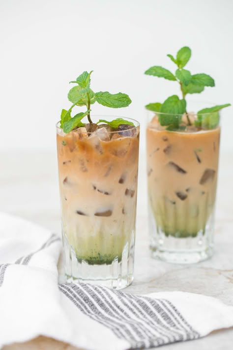 Mint Coffee, Mint Drink, Coffee And Milk, Mint Recipes, Spring Coffee, Chocolate Caliente, Milk Shakes, Coffee Drink Recipes, Pretty Drinks