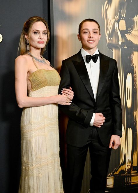 Knox Jolie Pitt, Harper Beckham, Body Hugging Dress, Gov Ball, Jolie Pitt, Sheer Gown, Chic Outfit Ideas, Present Time, Sleeveless Gown