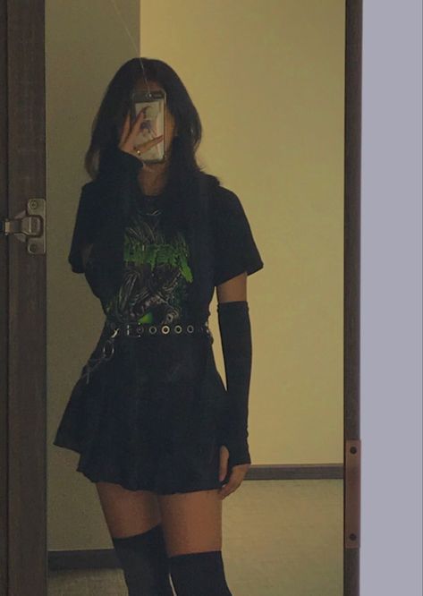 Skirts Grunge Outfit, Alternative Outfits Skirts, Egirl Astethic, Egirl Skirt Outfits Ideas, Aesthetic Skirt Outfit Grunge, Goth Fits Summer, Cute Edgy Outfits Grunge, Egirl Skirt Outfit, Egirl Style Outfits