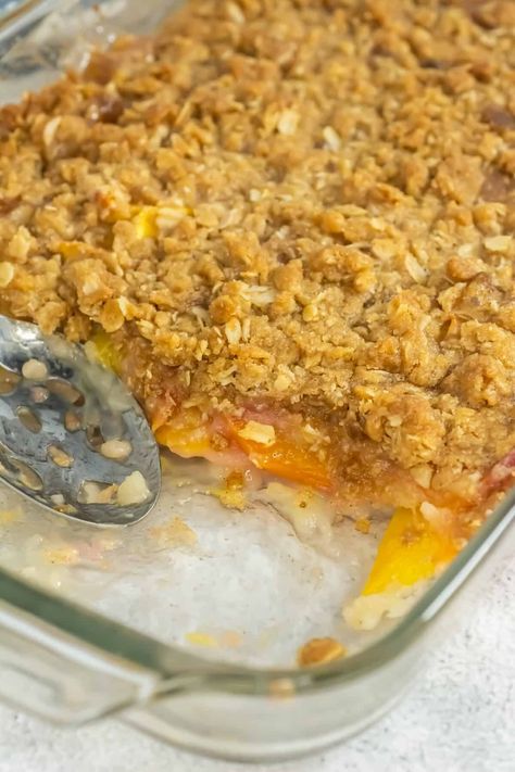 Enjoy a delicious fruit crisp using fresh peaches with this simple and easy peach crisp recipe. It is an easy dessert for peach season with a buttery crisp topping. Peach Pecan Crisp, Easy Desserts With Few Ingredients Healthy, Recipes Using Frozen Peaches, Peach Crisp With Frozen Peaches, Peach Desserts With Fresh Peaches, Peach Crisp With Canned Peaches, Peach Crisp With Fresh Peaches, Easy Peach Crisp Recipe, Fresh Peach Crisp