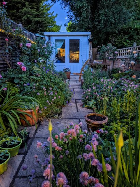 House On Farm, Planting For Beginners, Maximalist Mid Century, Night Plants, Twilight Shifting, Garden Beginner, Garden Inspiration Ideas, Gardening Layout, Cosy Garden