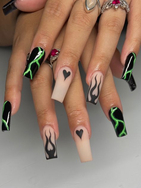 Back And Green Nails, Baddie Nails Acrylic Designs Black, Short Green Halloween Nails, Green Black Halloween Nails, Rolling Loud Nail Ideas, Halloween Nail Designs Green, Black Green Nail Designs, Joker Nails Acrylic, Excision Nails