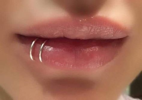 Ušný Piercing, Bijoux Piercing Septum, Spiderbite Piercings, Mouth Piercings, Cool Ear Piercings, Pretty Ear Piercings, Face Piercings, Cool Piercings, Cute Piercings