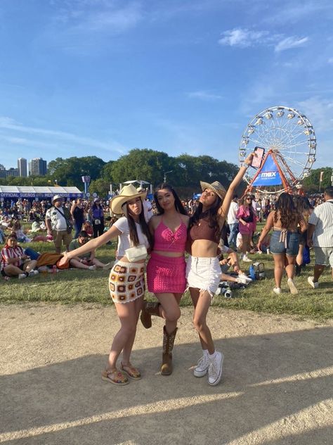 #chicago #festivalfashion #festivaloutfit #sueños #music #besties #poseideas Women Festival Outfits, Suenos Festival Outfits, Suenos Festival, Chicago Outfit, Festival Inspo, Festival Outfit, Festival Outfits, Music Festival, My Photos