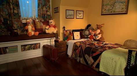 Christopher Robin's Bedroom 50's Aesthetic, Cinderella Bedroom, Grandkids Room, Pooh Nursery, Mom Dr, Winnie The Pooh Nursery, Winnie The Pooh Pictures, Christopher Robin, Crazy Quilting