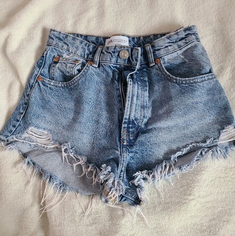 ZARA jean shorts Zara Jean Shorts, Jean Zara, Jean Short Outfits, Phone Display, Summer Shorts Outfits, Ripped Jean Shorts, Summer Jeans, Cute Jeans, Zara Pants