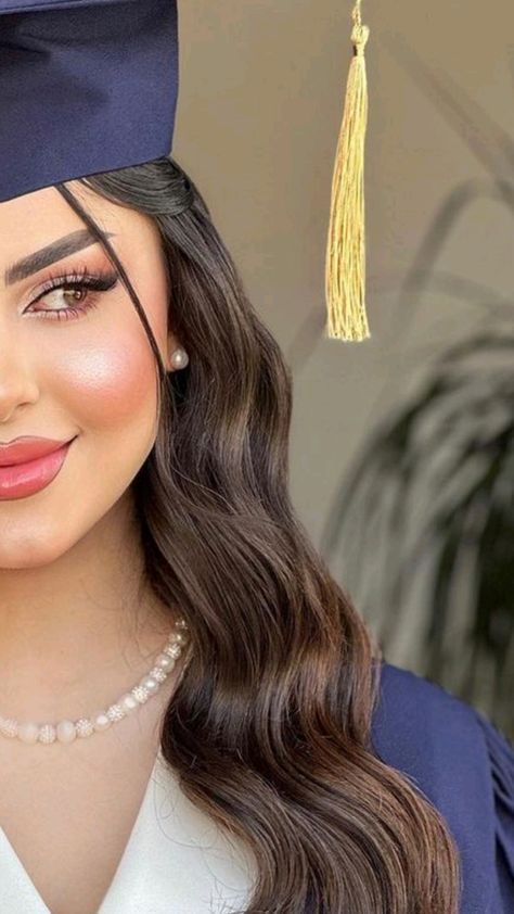 grad hairstyles with cap grad hairstyles graduation hair graduation hairstyles with cap Graduation Hairstyles Medium, Graduation Look Makeup, Hairstyles Graduation, Hair Graduation, Grad Hairstyles, Graduation Hairstyles With Cap, Graduation Hair, College Graduation Pictures Poses, Graduation Look