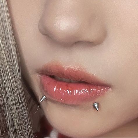 Spike Snake Bites Piercing, Double Bottom Lip Piercing, Spike Lip Piercing, Snakebites Jewelry, Spike Snake Bites, Cute Facial Piercings Lips, Snakebite Piercing Lip, Snack Bites Piercing, Snake Bite Jewelry