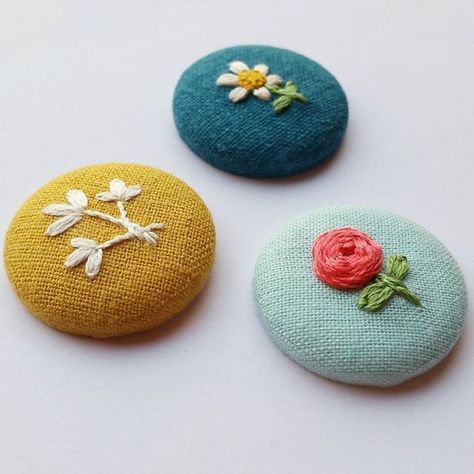 Button Making, Miniature Embroidery, Trendy Sewing, Embroidery Works, Creative Embroidery, 자수 디자인, Textile Jewelry, Embroidery Jewelry, Hand Embroidery Stitches