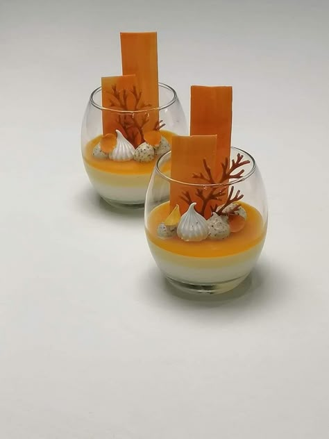 Desserts In Glasses Fancy, Italian Plated Desserts, Bread Pudding Plating, Dessert Garnish Ideas, Dessert Presentation Ideas, Plated Dessert Ideas, Food Plating Design, Food Presentation Plates, Fine Dining Desserts