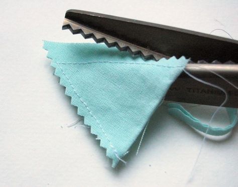 Tip: A Faster Method to Make Fabric Bunting Sewn Bunting, Bunting Ideas Unusual, Christmas Bunting Ideas, Fabric Banner Diy, Diy Fabric Bunting, How To Make Bunting, Retro Caravans, Bunting Tutorial, Bunting Ideas